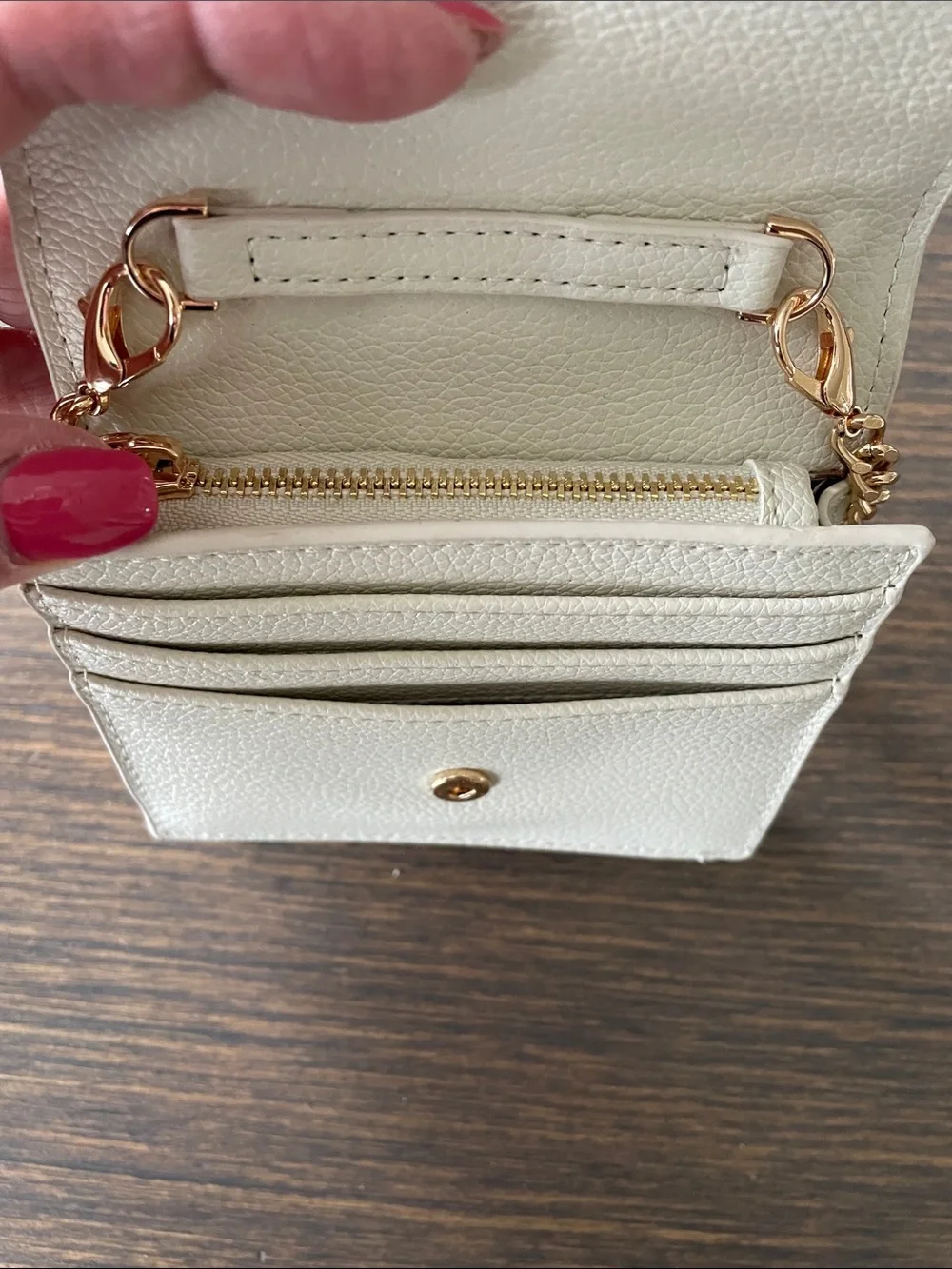 ANNE KLEIN WHITE PEBBLED CROSSBODY WALLET ON A CHAIN with Gold Hardware